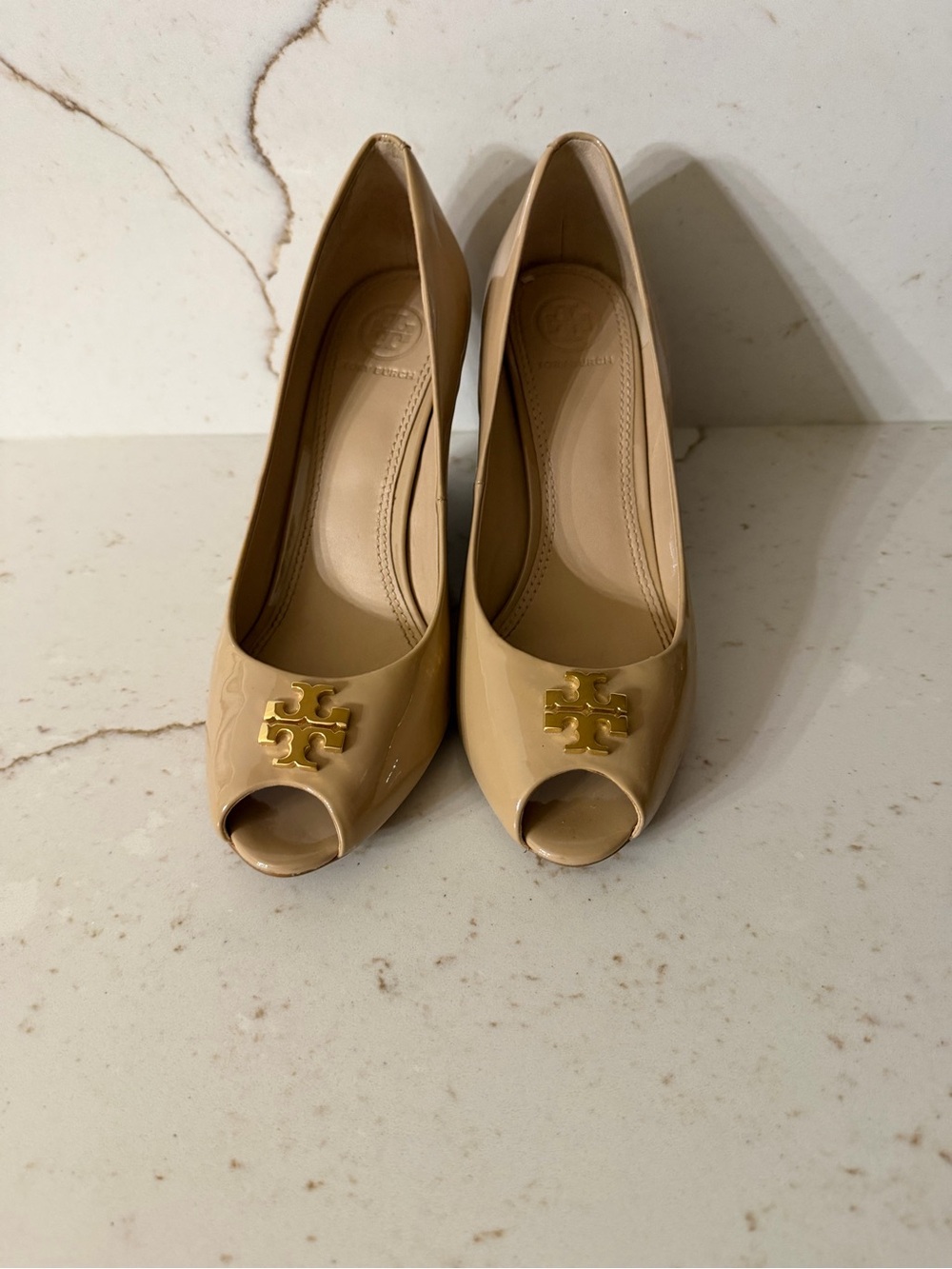 Tory Burch jade 85mm Beige Patent Peep-Toe Heels with Gold Logo